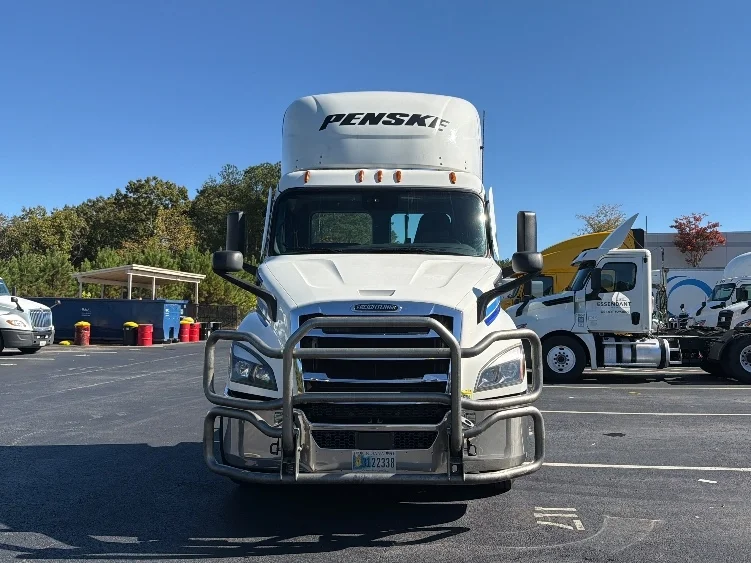 2020 Freightliner Cascadia - image 2