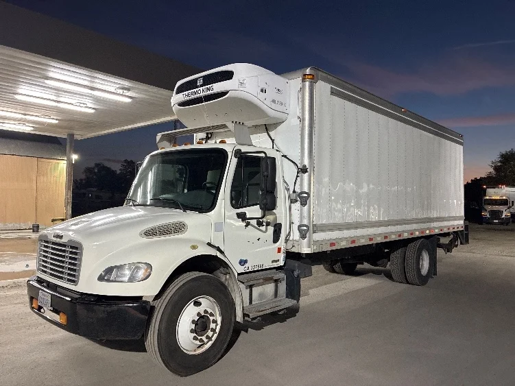2012 Freightliner M2 106 - image 3
