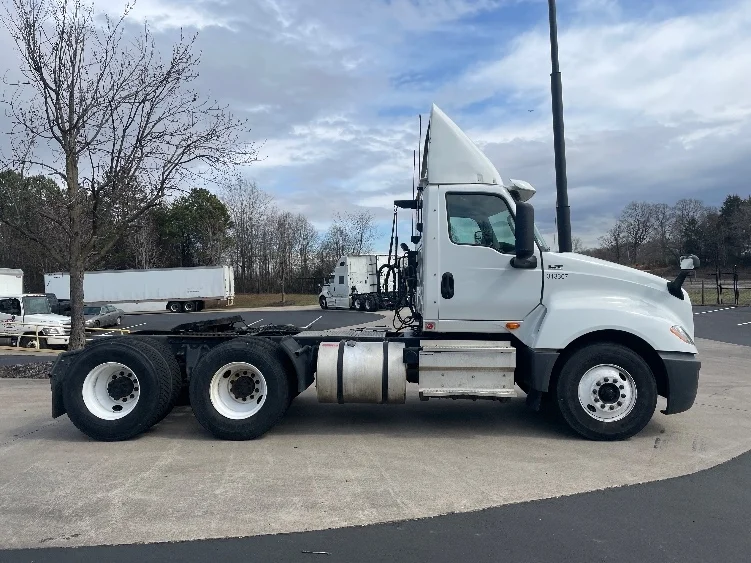 2018 International LT - image 8