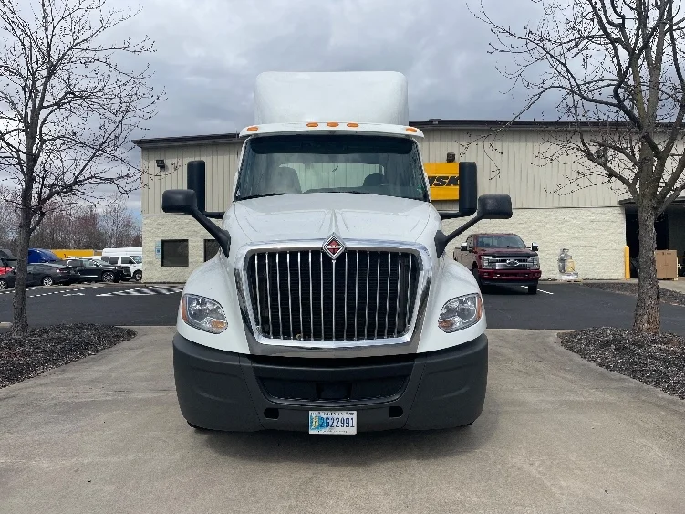 2018 International LT - image 2