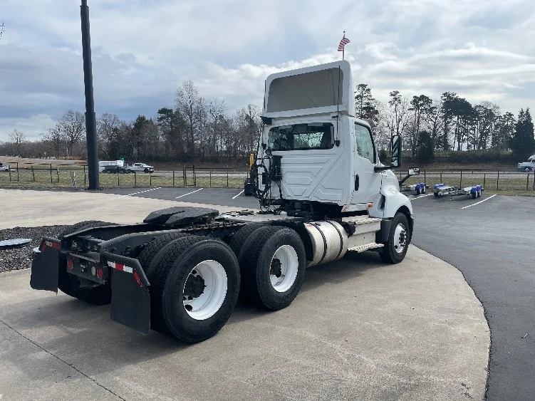 2018 International LT - image 7