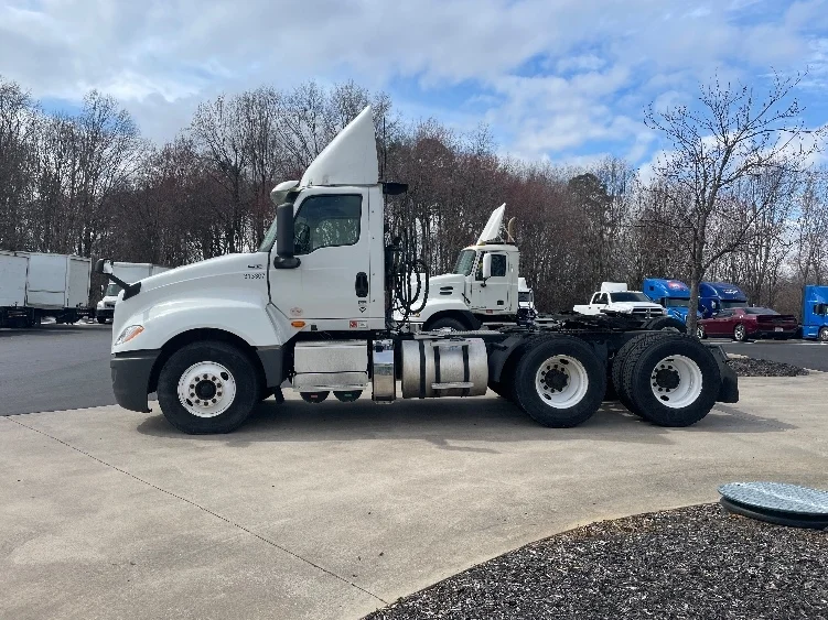 2018 International LT - image 4