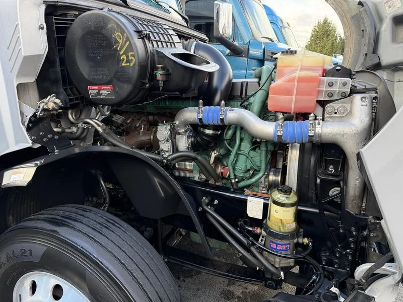 2022 Volvo VNL 760 - image 25