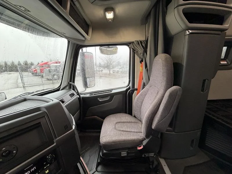 2022 Volvo VNL 760 - image 15