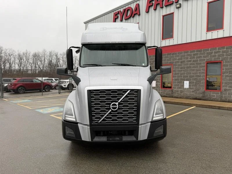 2022 Volvo VNL 760 - image 2
