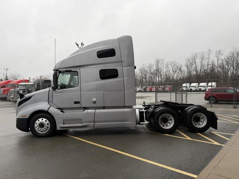 2022 Volvo VNL 760 - image 8