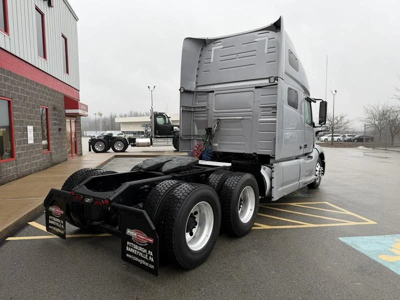 2022 Volvo VNL 760 - image 5