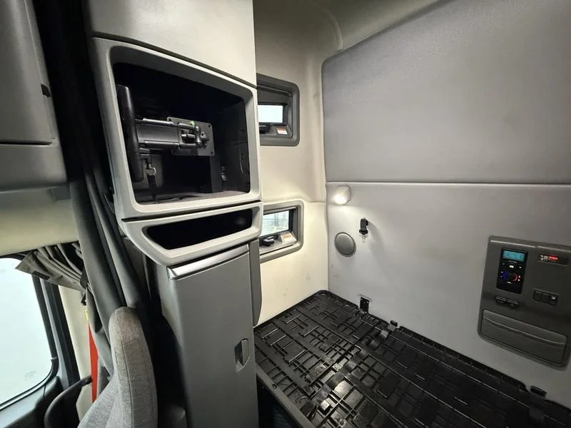 2022 Volvo VNL 760 - image 16