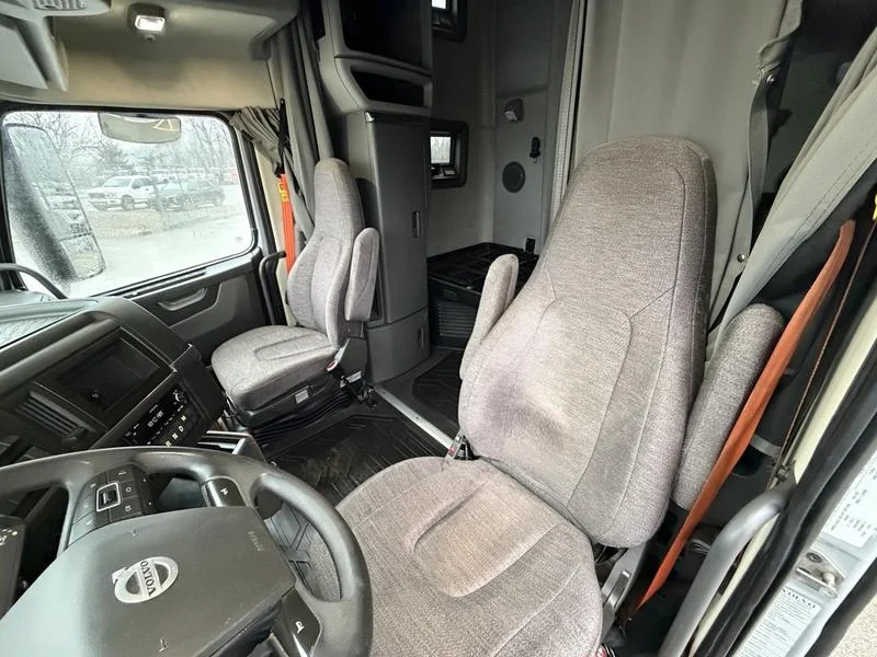 2022 Volvo VNL 760 - image 23