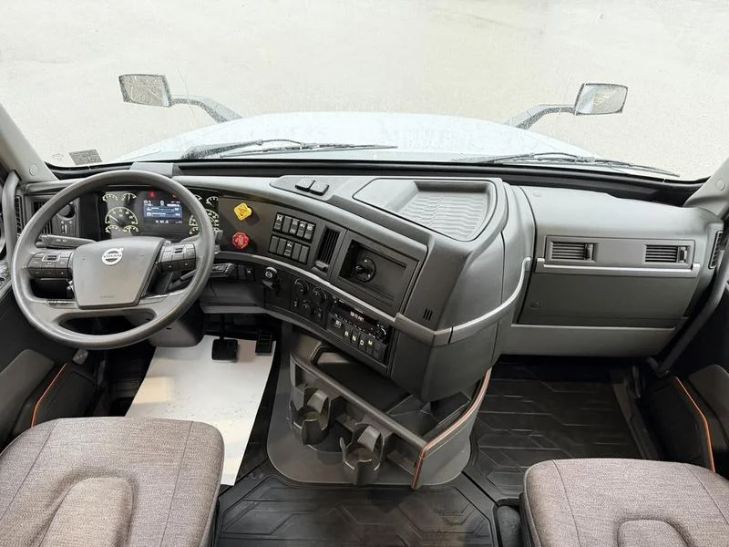 2022 Volvo VNL 760 - image 21