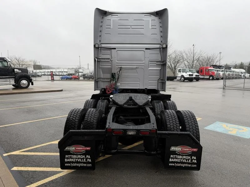2022 Volvo VNL 760 - image 6