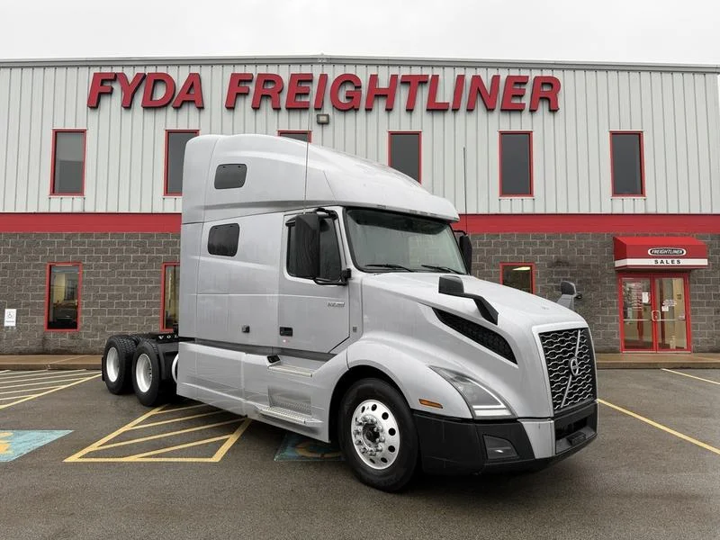2022 Volvo VNL 760 - image 3