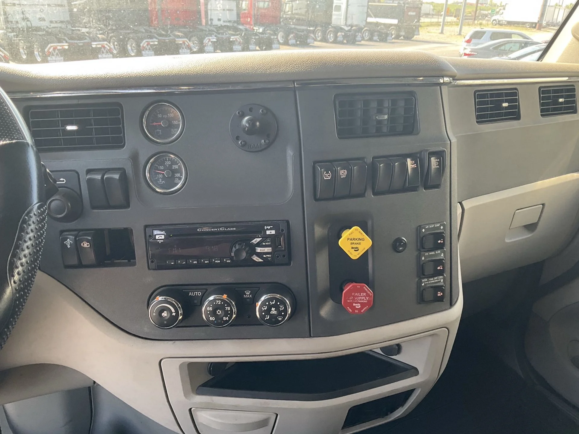 2019 Peterbilt 579 - image 15