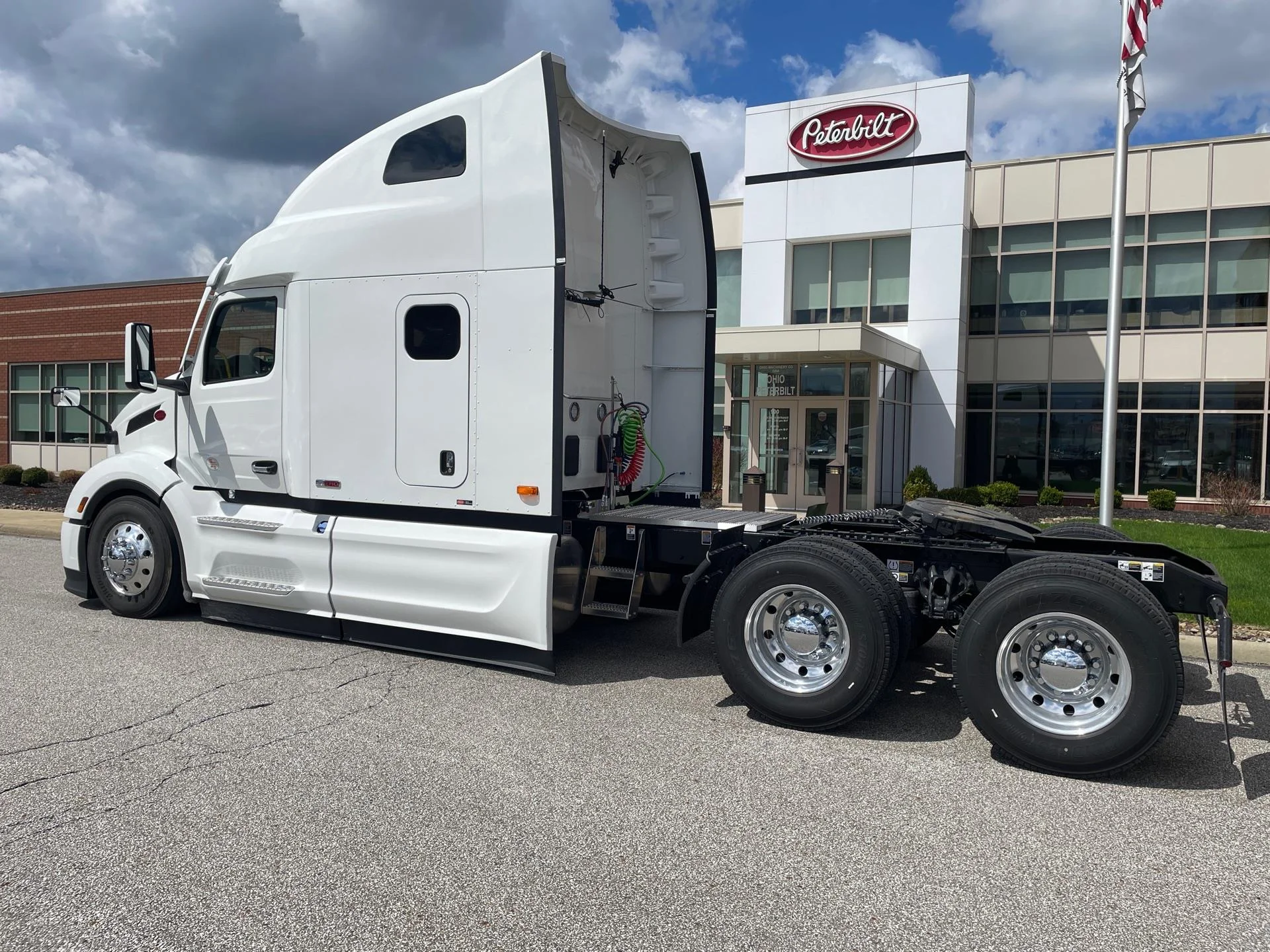 2027 Peterbilt 579 in Perrysburg, OH — photo 2