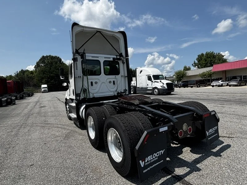 2021 Freightliner Cascadia — photo 4