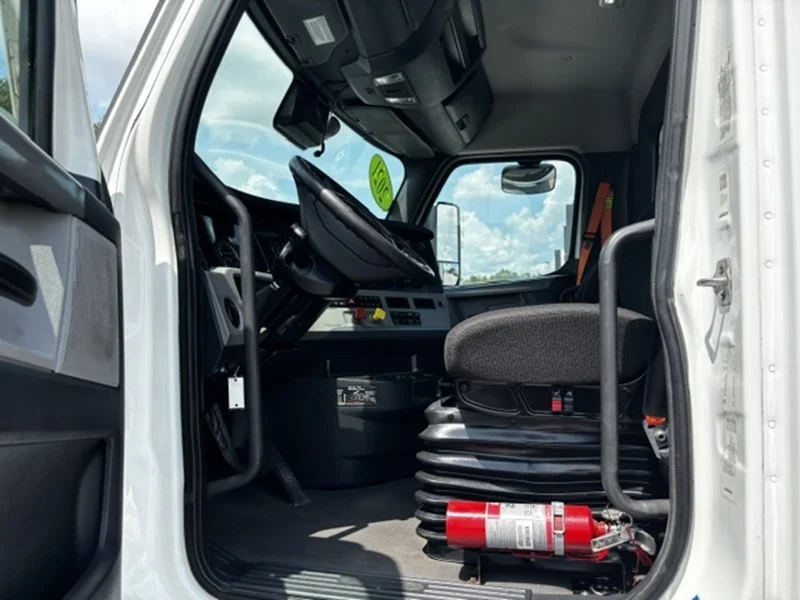 2021 Freightliner Cascadia — photo 8