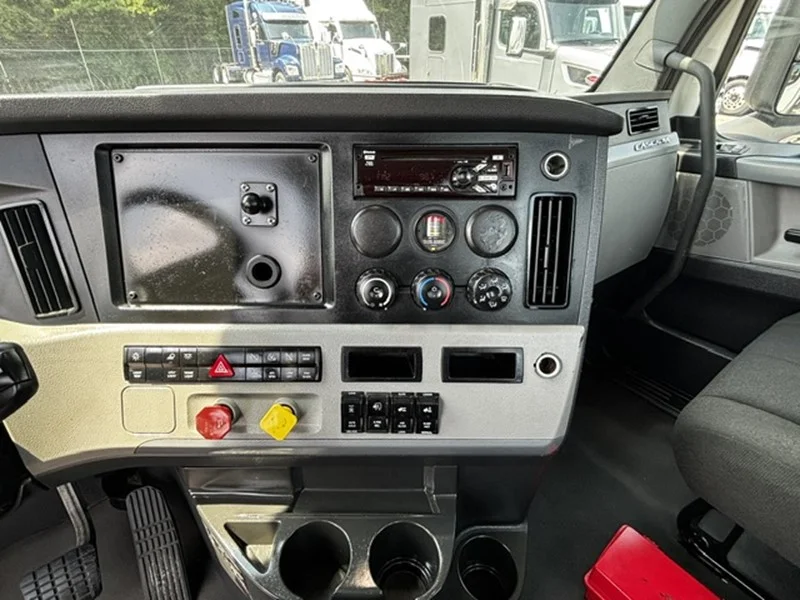 2021 Freightliner Cascadia — photo 10