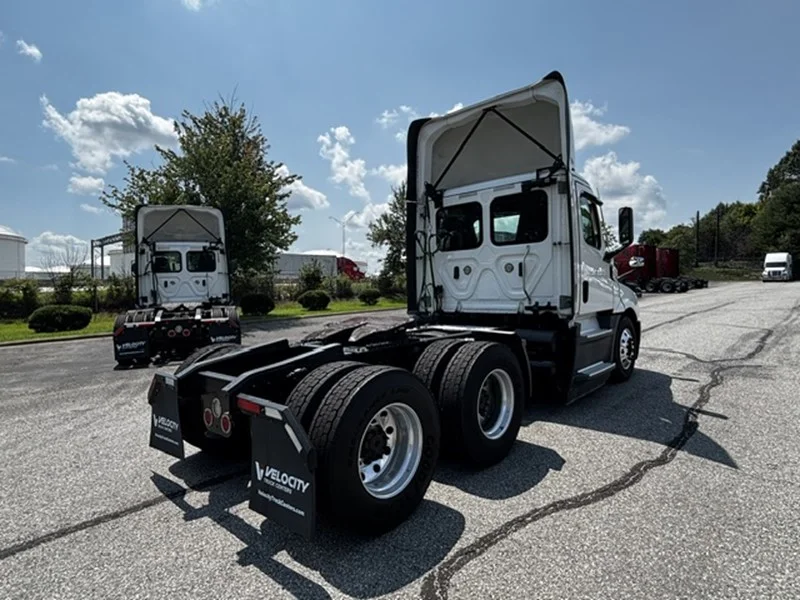 2021 Freightliner Cascadia — photo 3