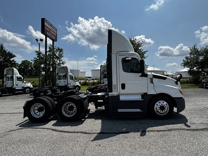 2021 Freightliner Cascadia — photo 2