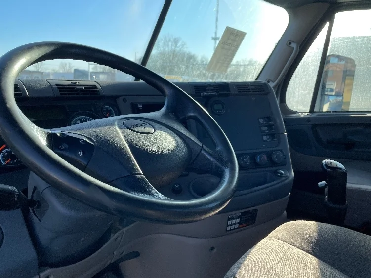 2018 Freightliner Cascadia - image 10