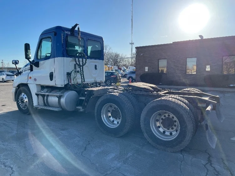 2018 Freightliner Cascadia - image 5