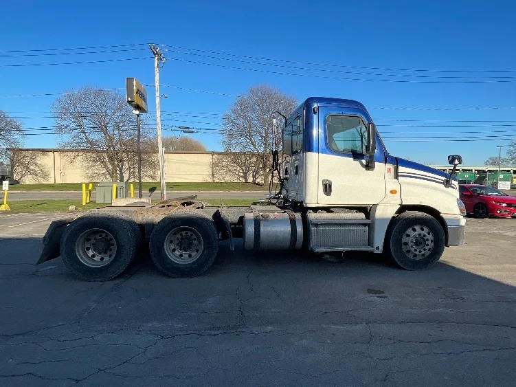2018 Freightliner Cascadia - image 8