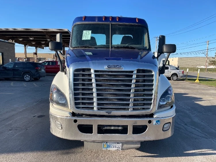 2018 Freightliner Cascadia - image 2