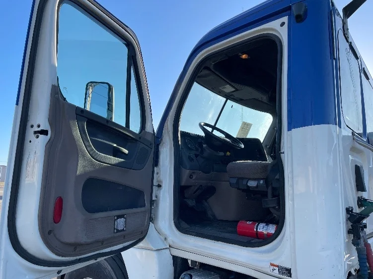 2018 Freightliner Cascadia - image 9