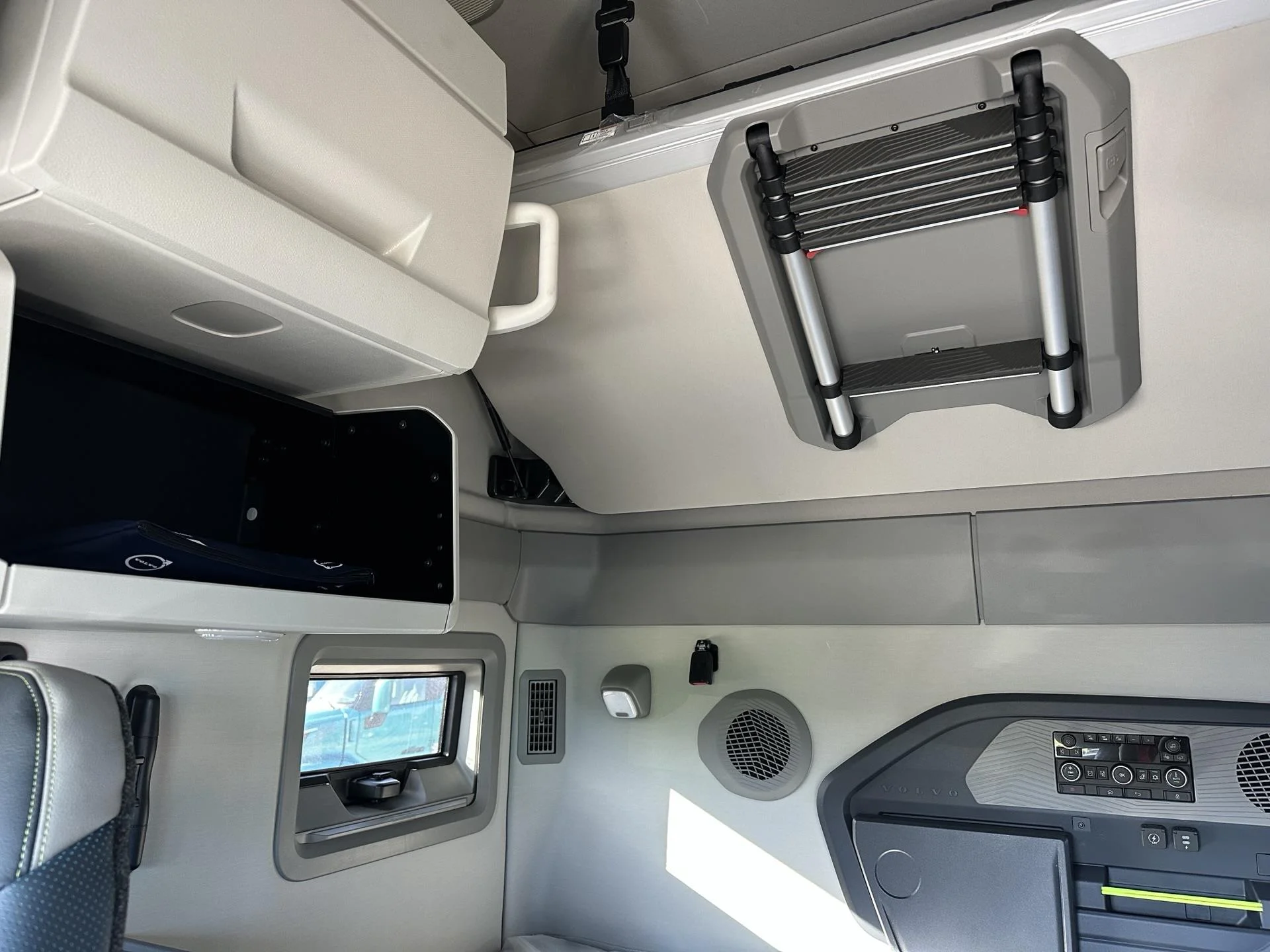 2026 Volvo VNL 860 - image 11