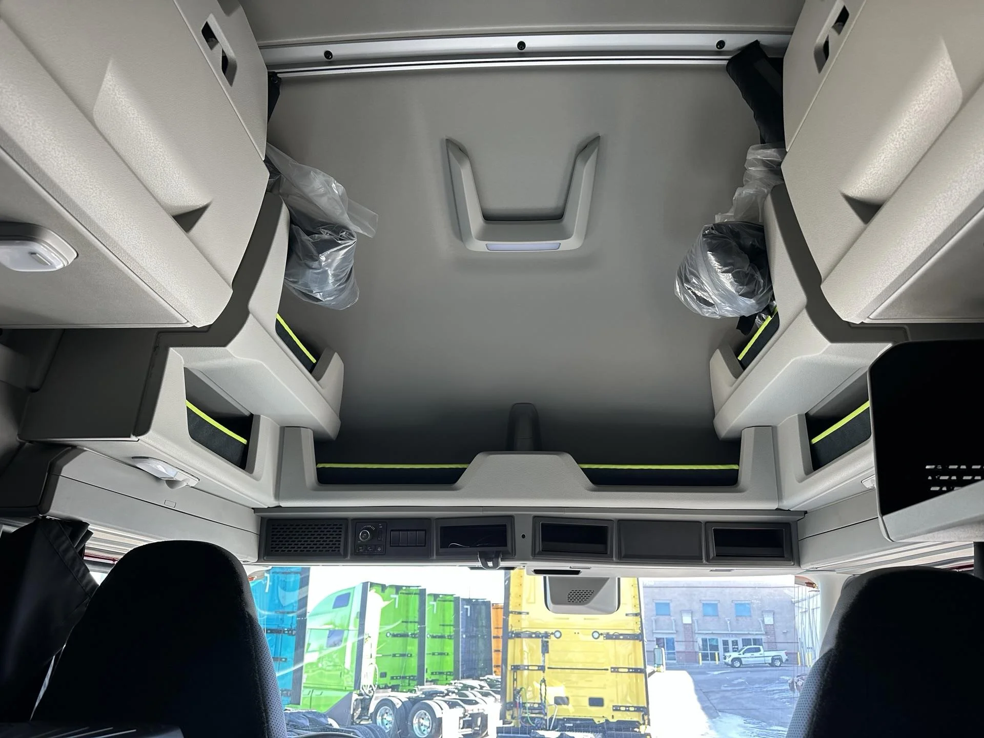 2026 Volvo VNL 860 - image 13