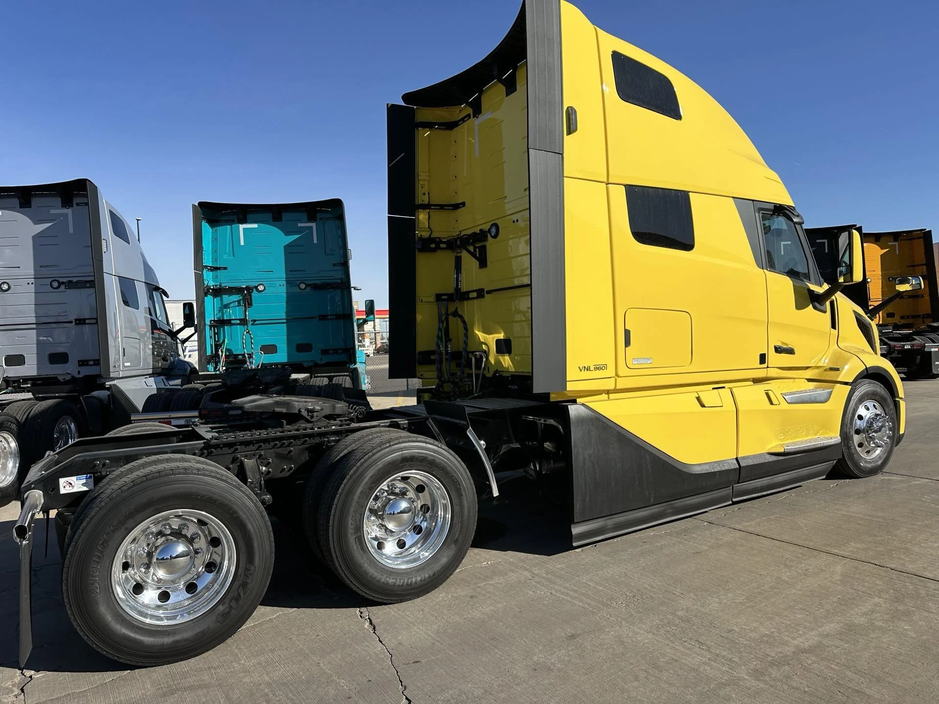 2026 Volvo VNL 860 - image 4