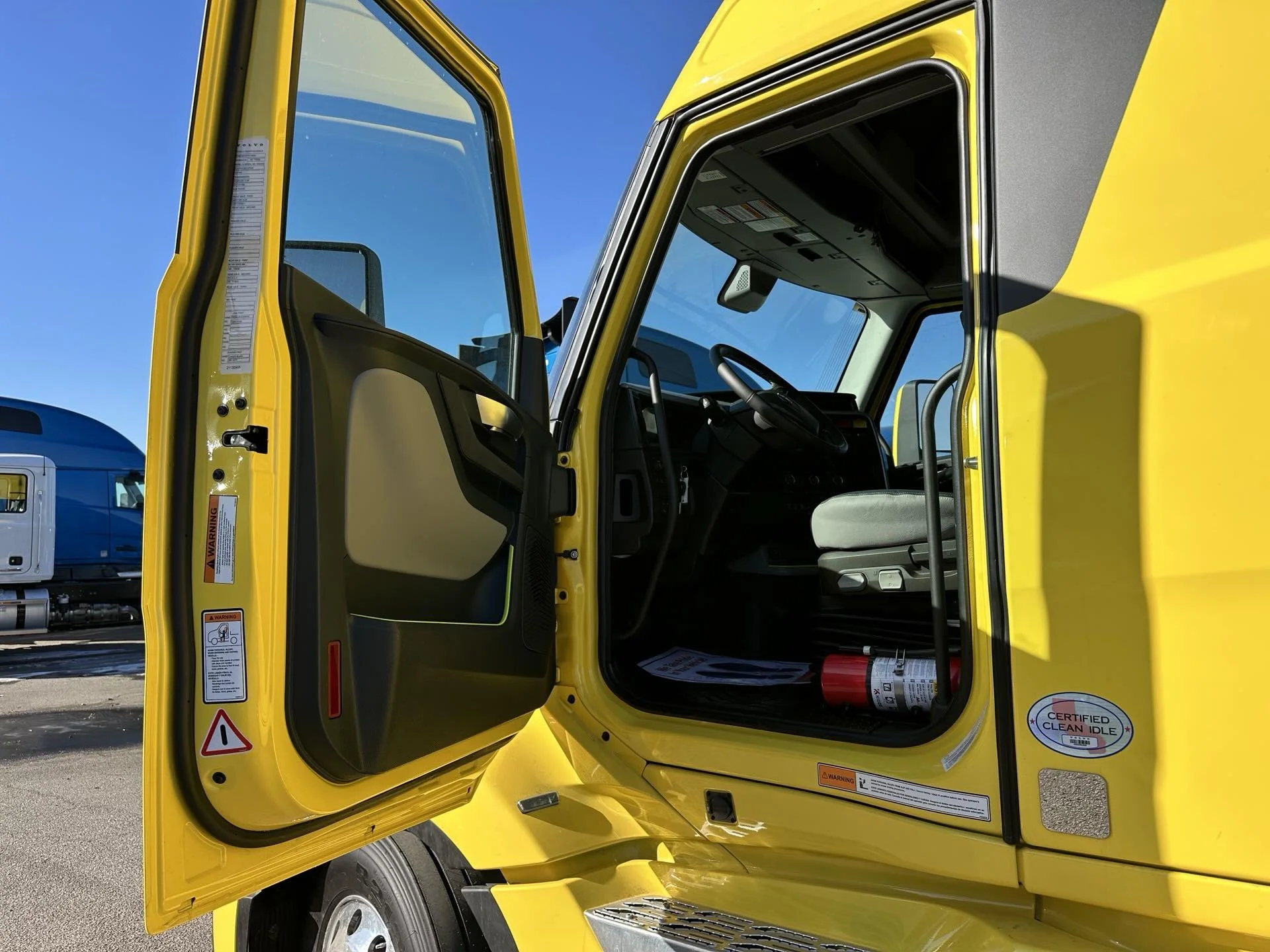 2026 Volvo VNL 860 - image 7