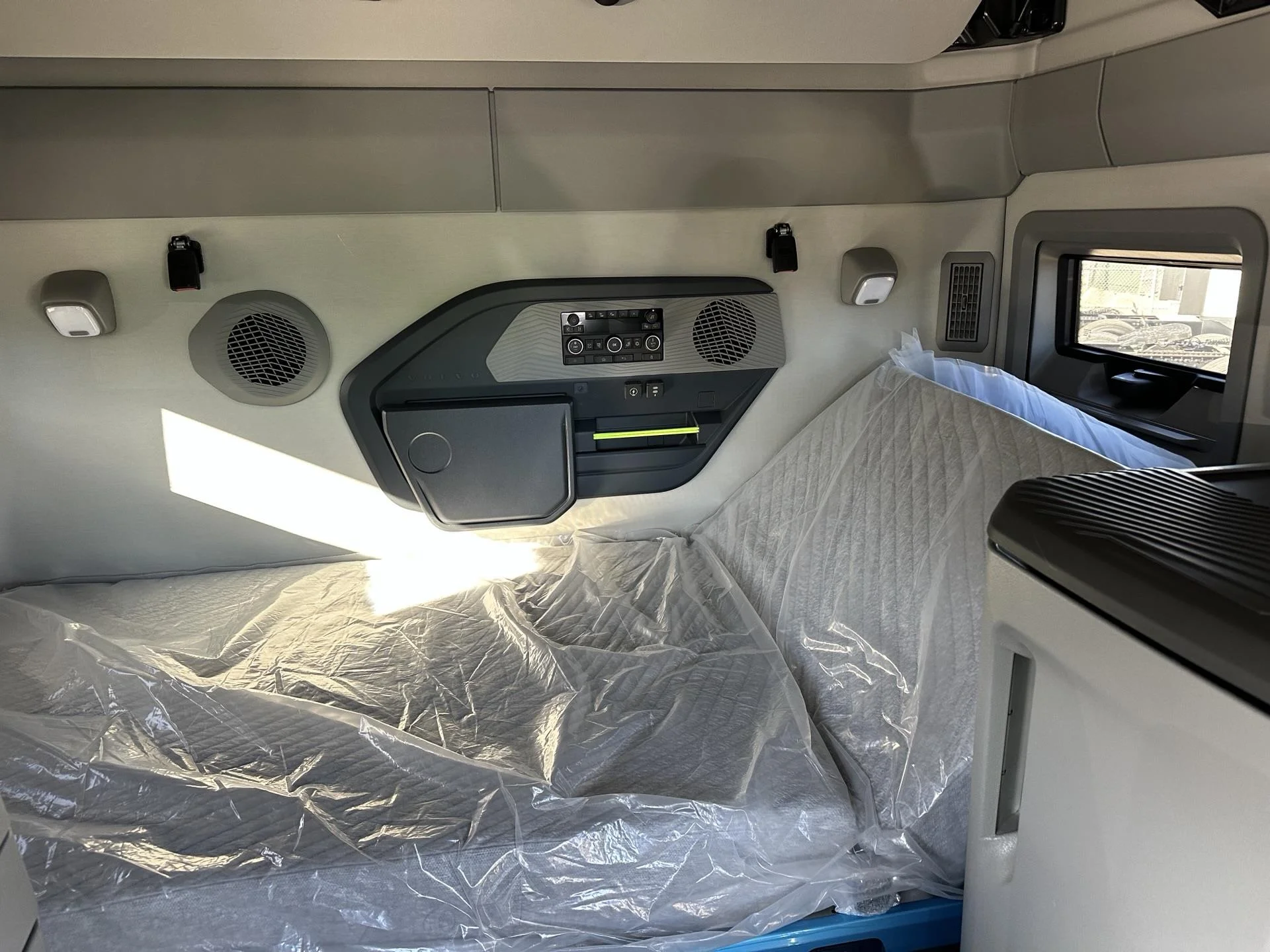 2026 Volvo VNL 860 - image 10