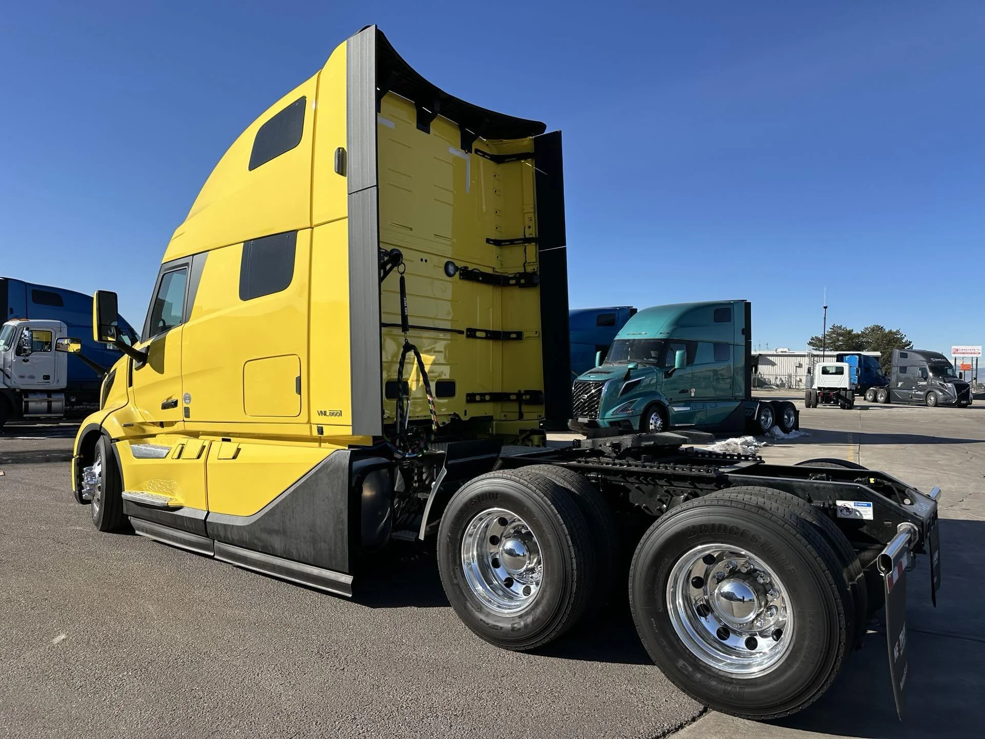 2026 Volvo VNL 860 - image 3