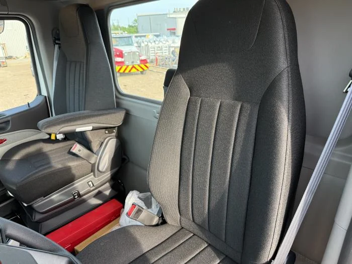 2027 Peterbilt 567 - image 30