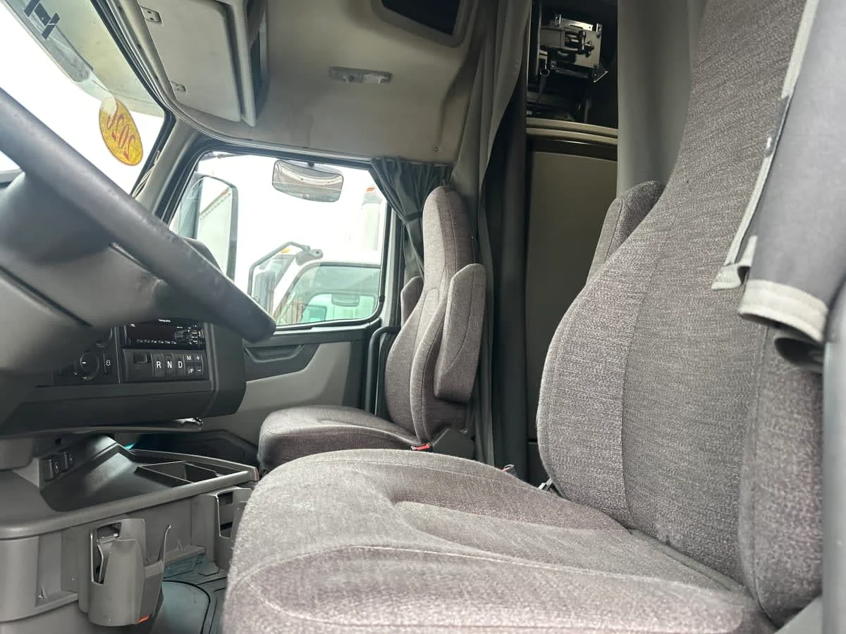 2020 Volvo VNR 640 - image 11