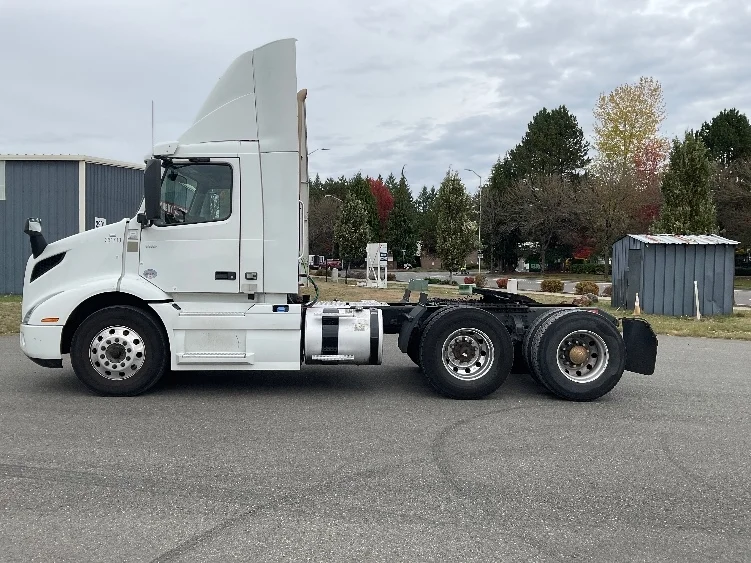 2020 Volvo VNR 640 in Lacey, WA — photo 4