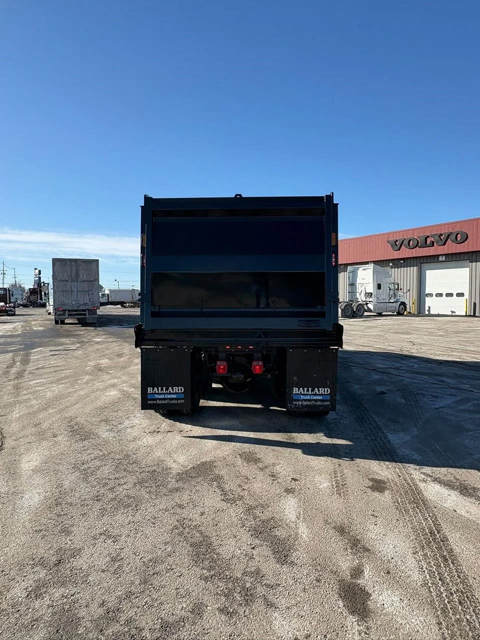 2025 Volvo VHD 300 in Hermon, ME — photo 4