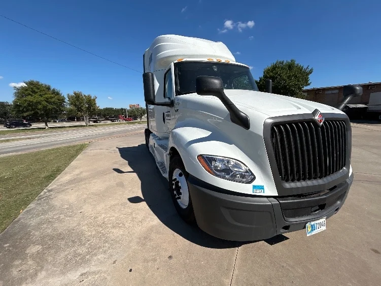 2022 International LT - image 4