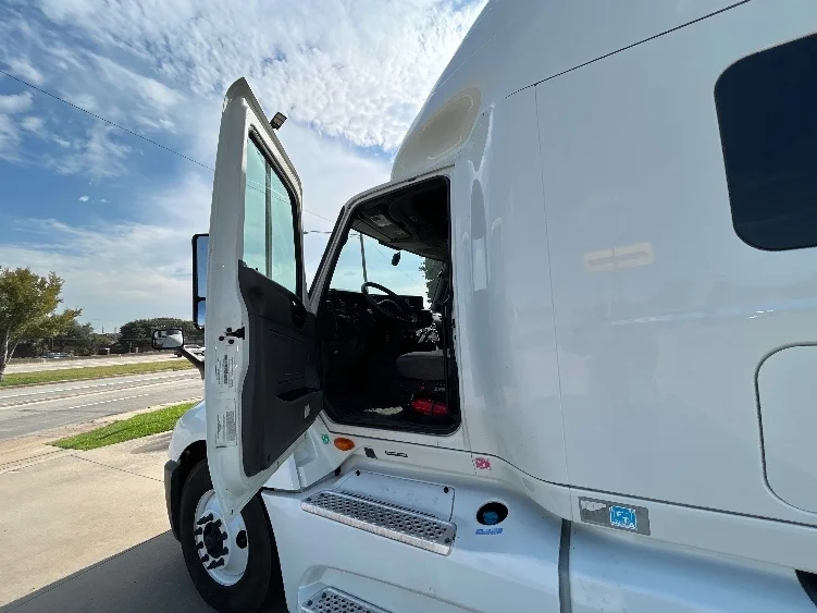 2022 International LT - image 9