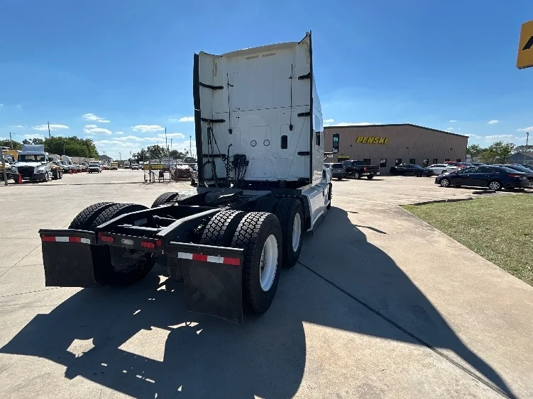 2022 International LT - image 7