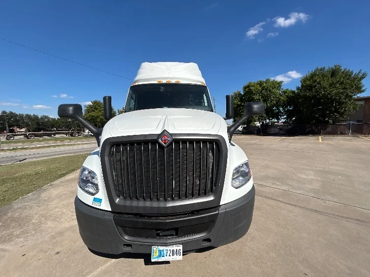 2022 International LT - image 2