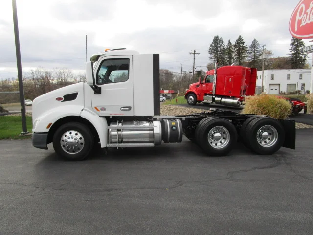 2019 Peterbilt 579 - image 2