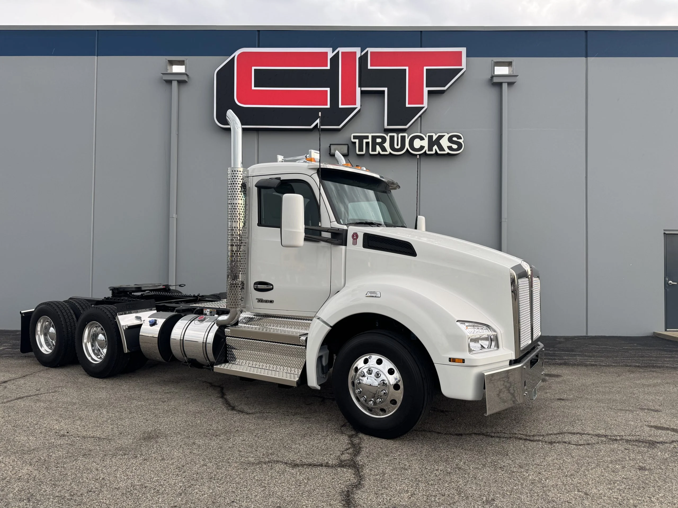 2027 Kenworth T880 - image 3