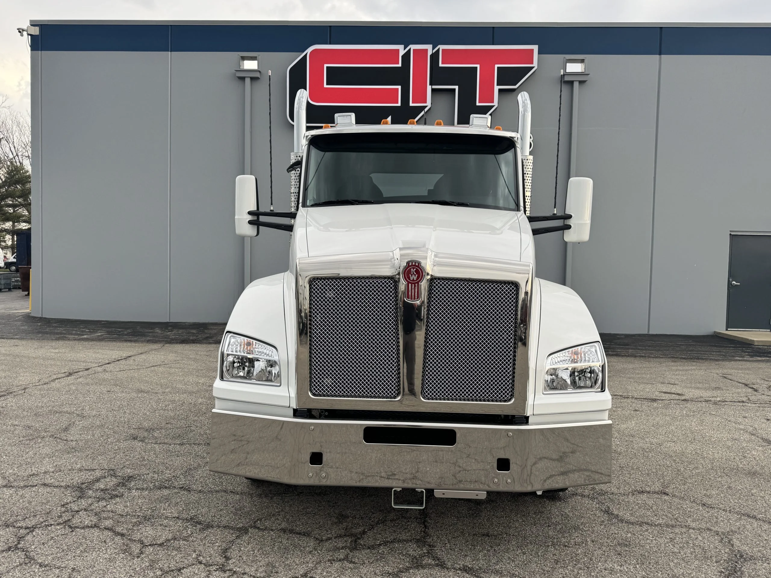 2027 Kenworth T880 - image 2