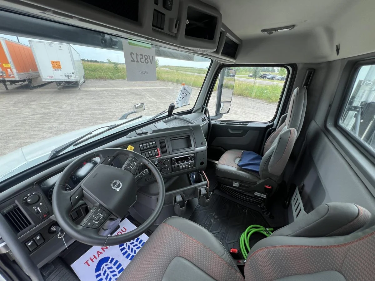 2025 Volvo VNL 300 in Kahoka, MO — photo 8
