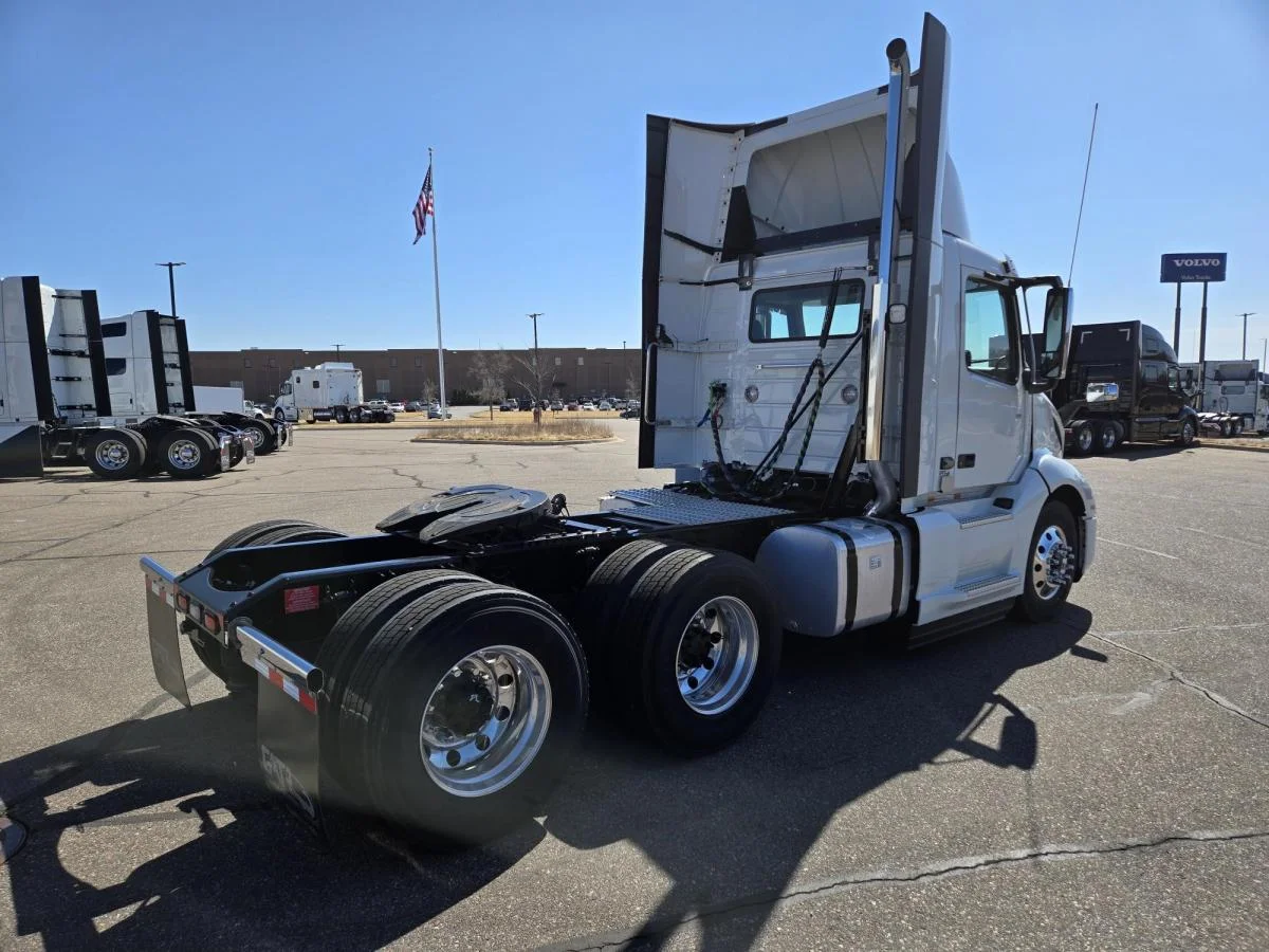 2025 Volvo VNL 300 in Kahoka, MO — photo 6