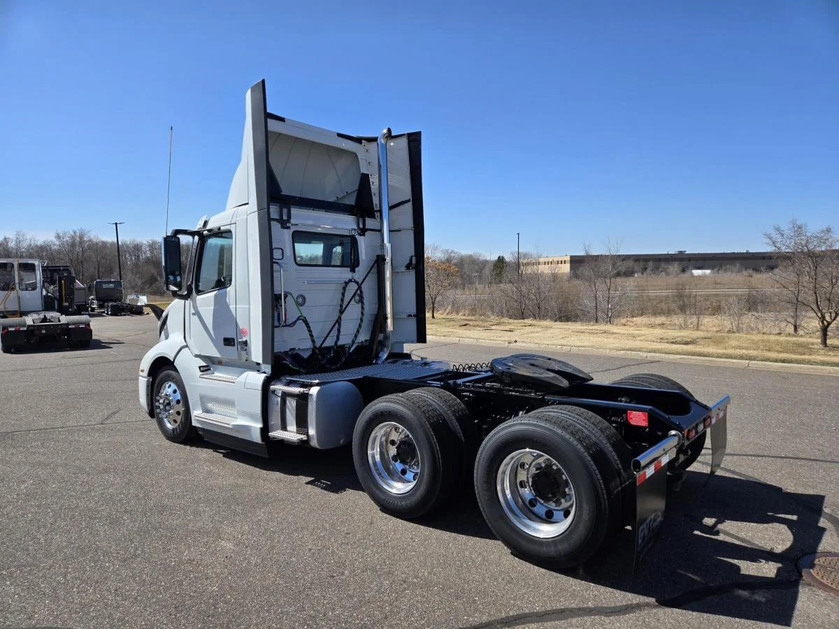 2025 Volvo VNL 300 in Kahoka, MO — photo 3