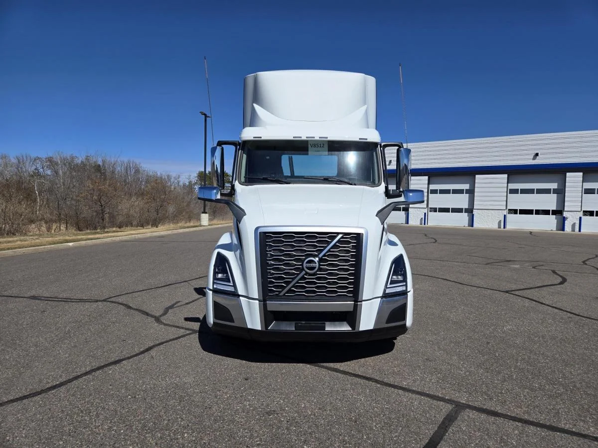2025 Volvo VNL 300 in Kahoka, MO — photo 7