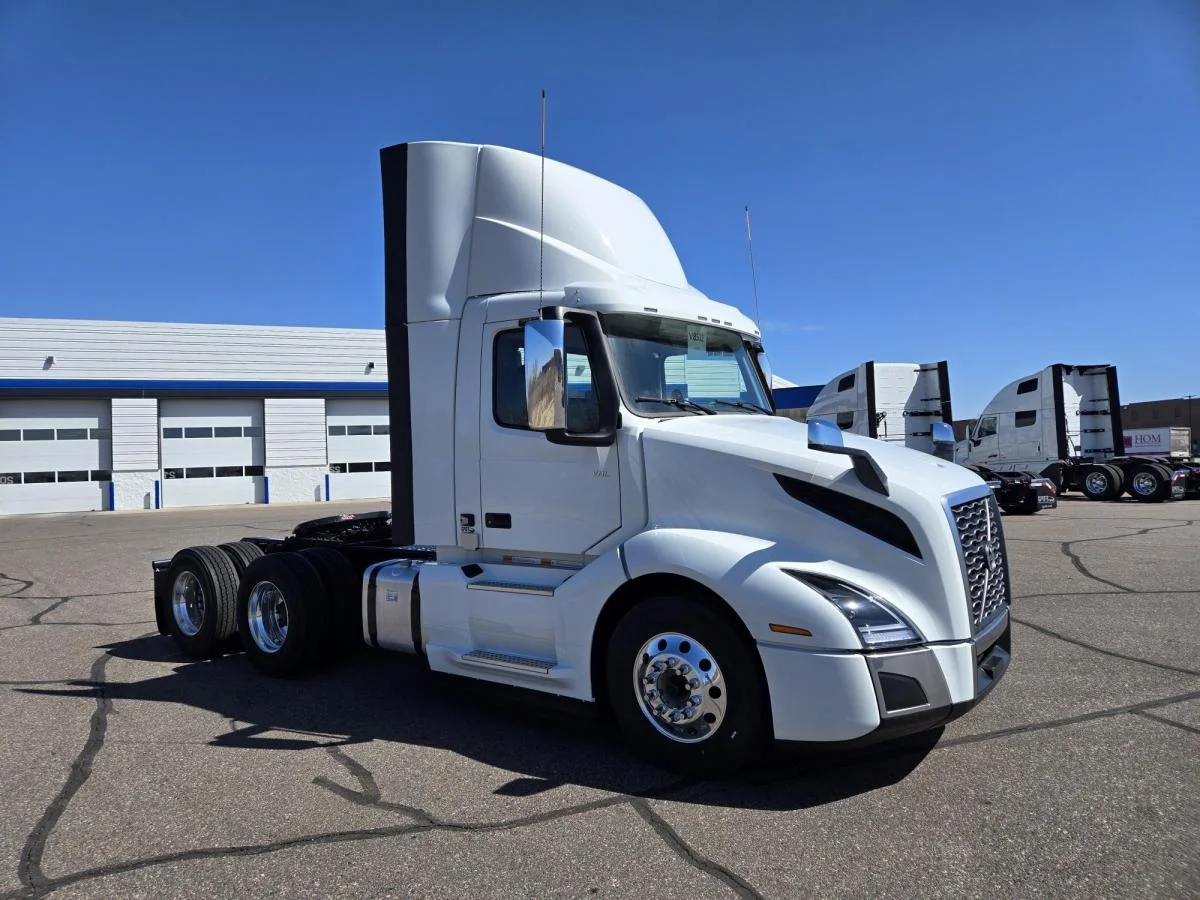 2025 Volvo VNL 300 in Kahoka, MO — photo 4
